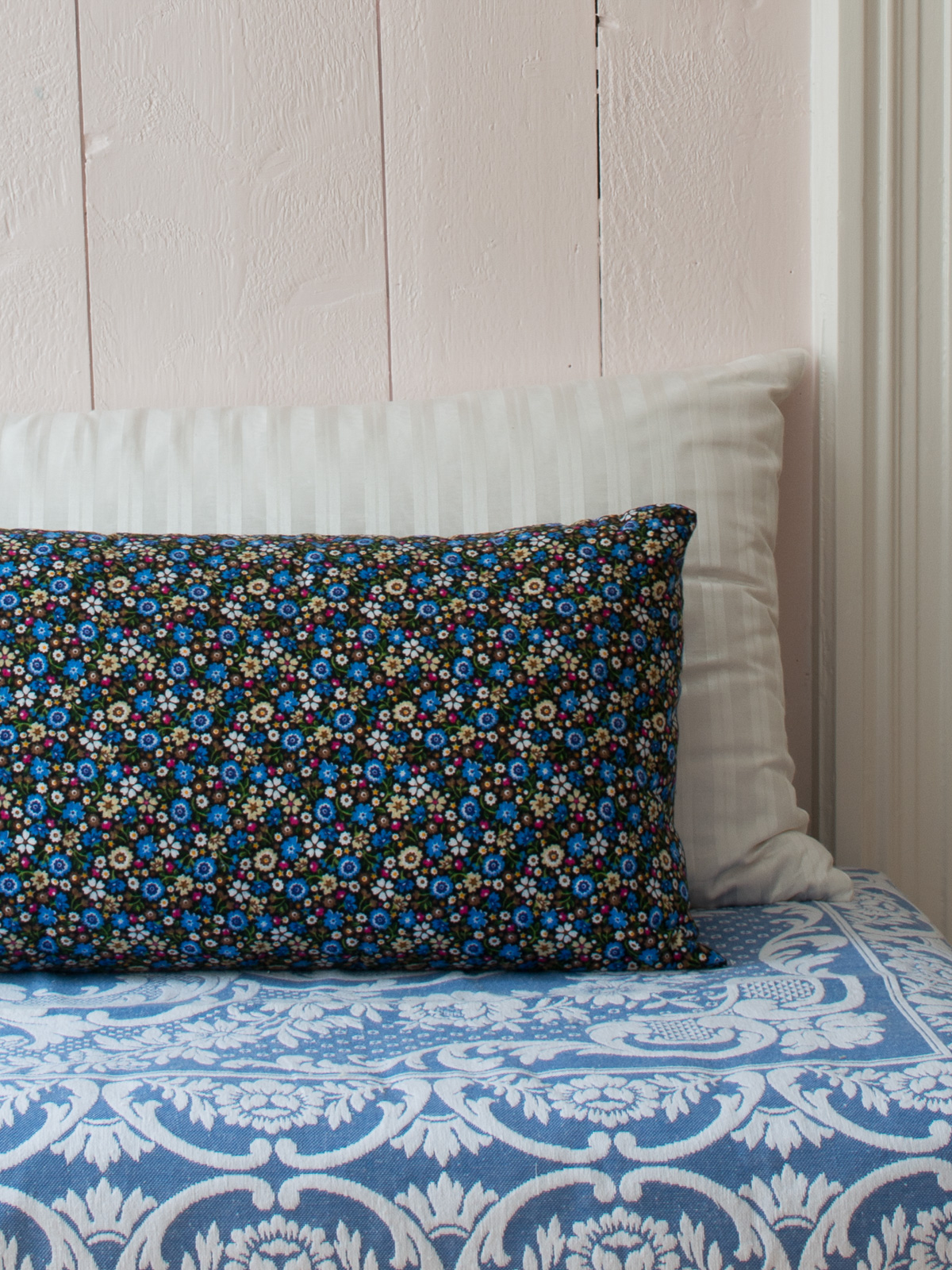 cushion 70x35 cm blue daisies